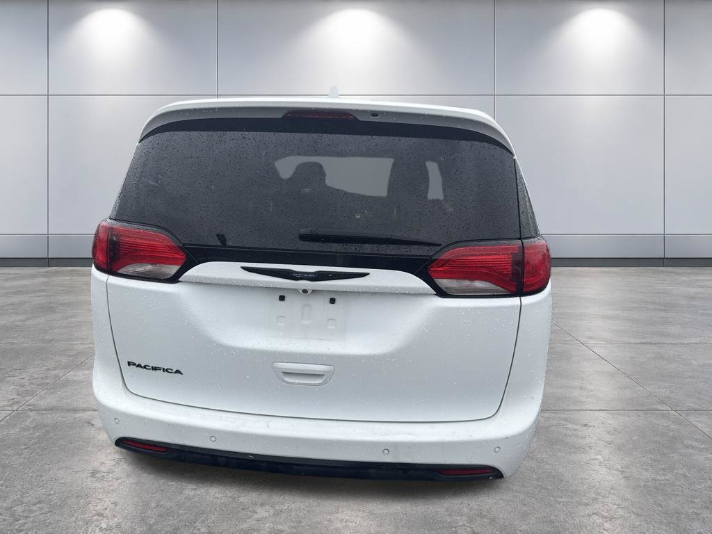 Used 2020 Chrysler Pacifica Touring FWD image 6