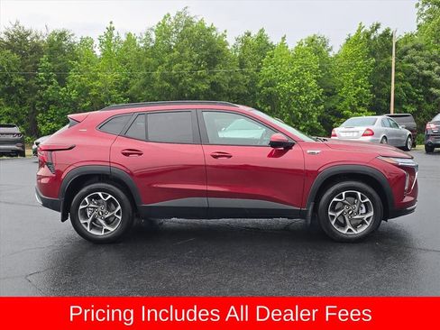 Used 2024 Chevrolet Trax LT w/ Driver Confidence Package FWD image 2