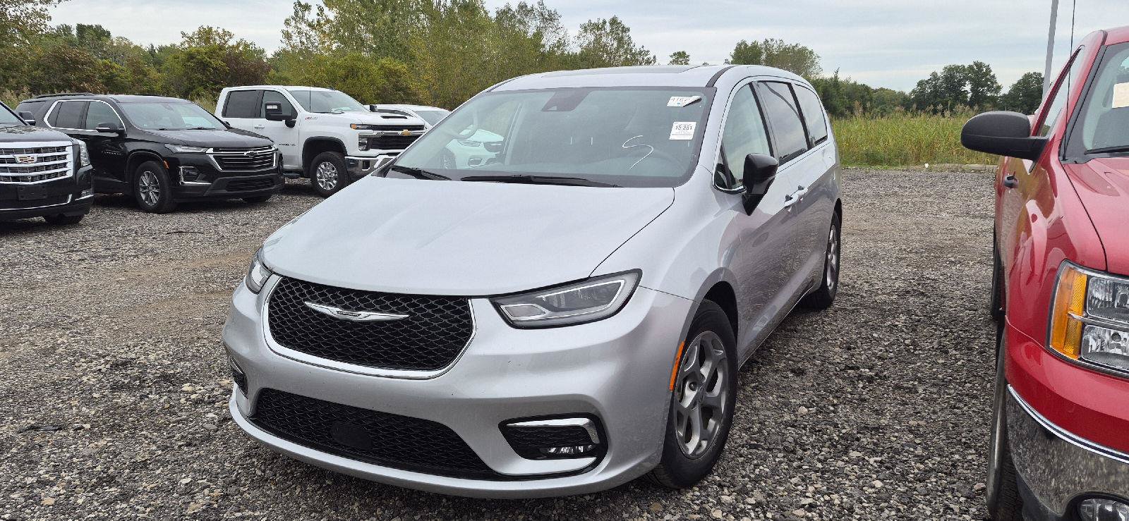Used 2024 Chrysler Pacifica Limited FWD image 1