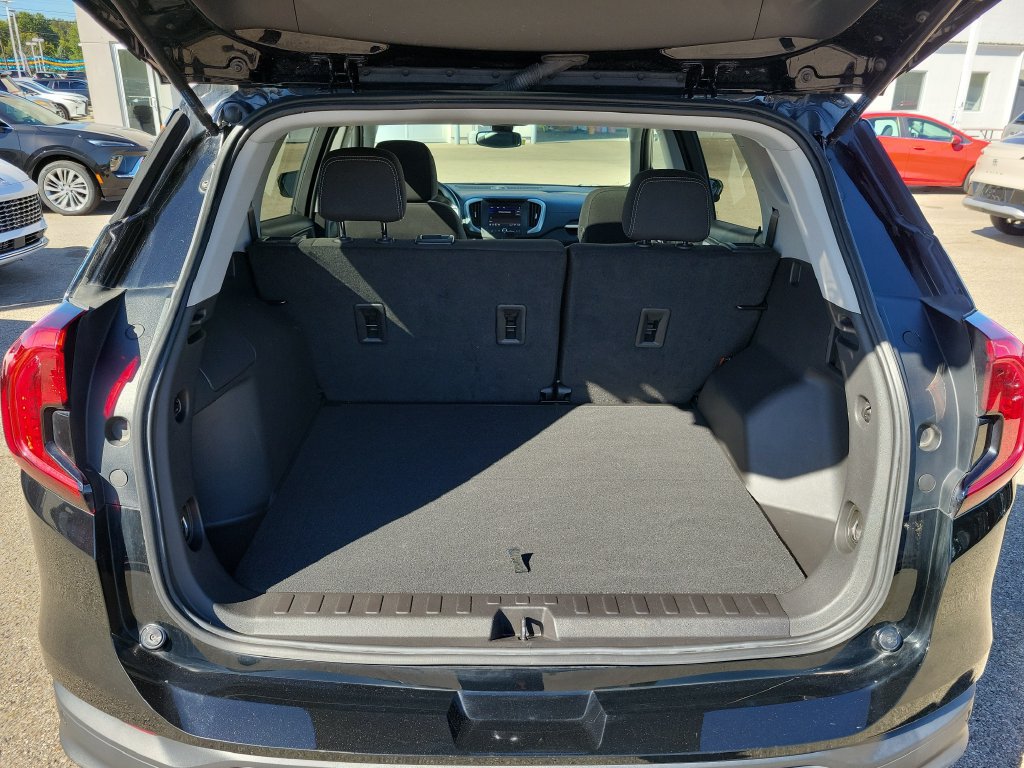 Used 2024 GMC Terrain SLE w/ Driver Convenience Package FWD image 8