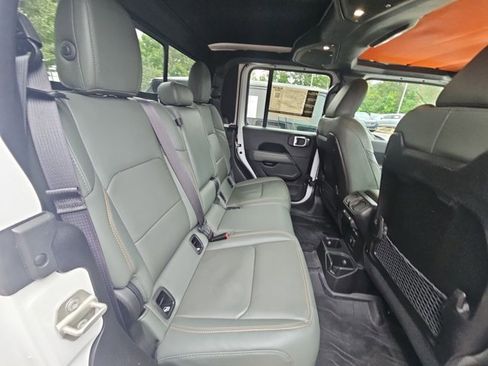Used 2024 Jeep Gladiator Mojave AWD/4WD image 19