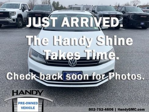 Used 2017 Volkswagen Jetta SE image 2