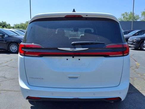 New 2026 Chrysler Pacifica Select image 4