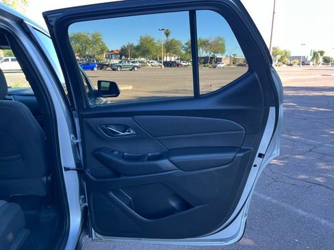 Used 2022 Chevrolet Traverse LT image 17