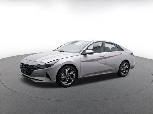 Used 2025 Hyundai Elantra Limited FWD image 3