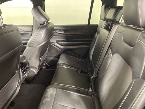Used 2024 Jeep Grand Cherokee L Laredo image 37