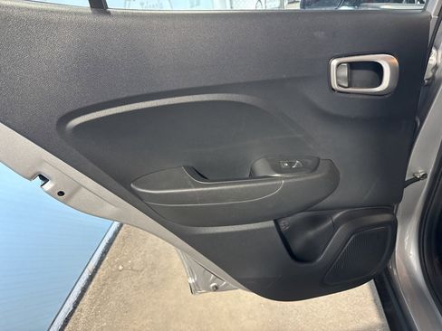 Used 2025 Hyundai Venue SE image 22