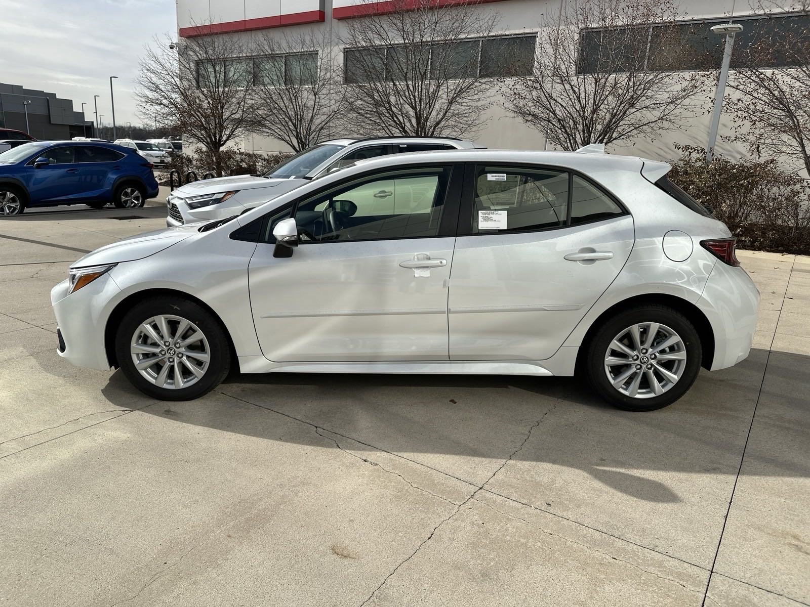 Used 2025 Toyota Corolla SE w/ SE Package FWD image 9