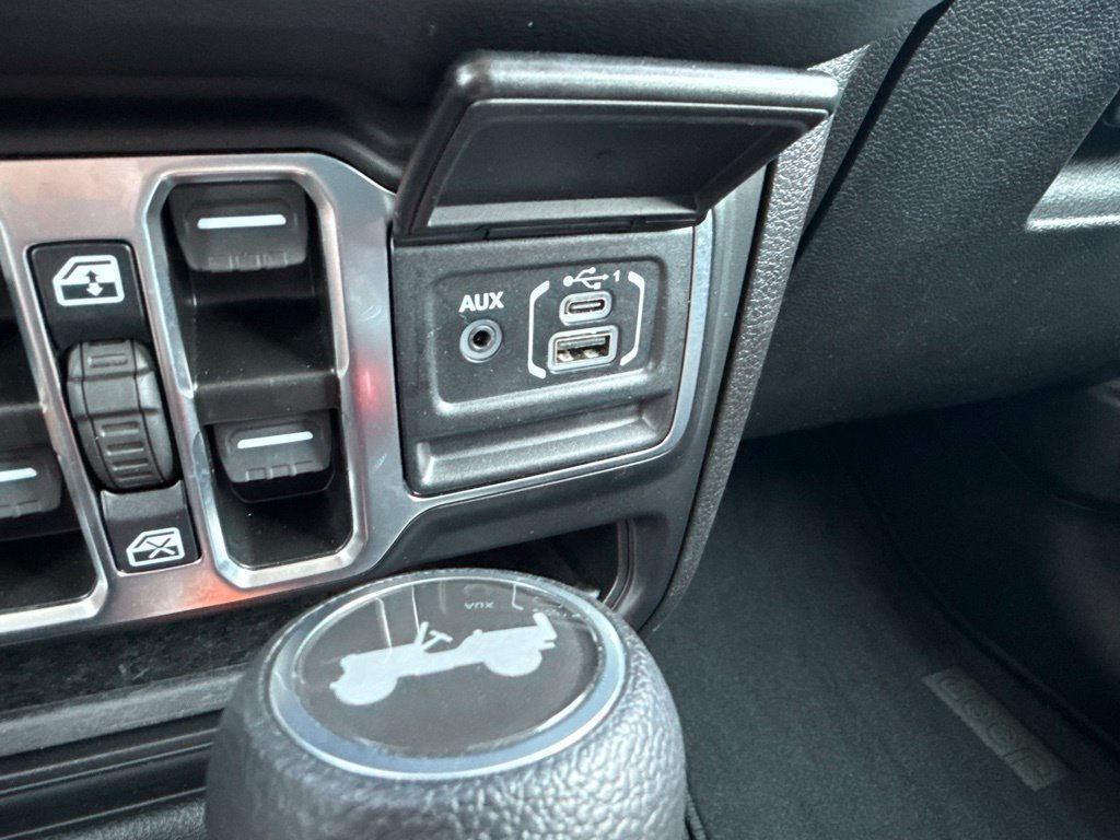 Used 2026 Jeep Wrangler Unlimited Sahara AWD/4WD image 36