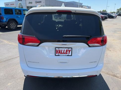 Used 2019 Chrysler Pacifica Limited w/ Tire & Wheel Group FWD image 5