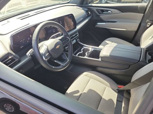 Used 2026 Chevrolet Traverse LT FWD image 3