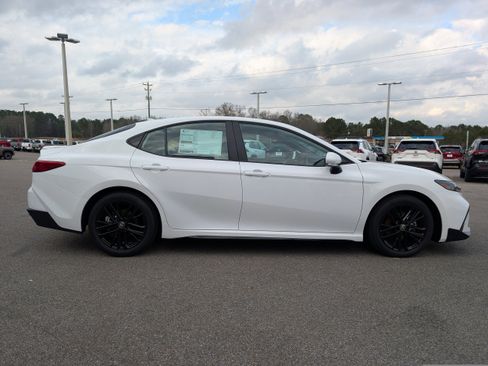 New 2026 Toyota Camry SE image 6