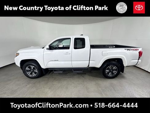 Used 2017 Toyota Tacoma TRD Sport image 6