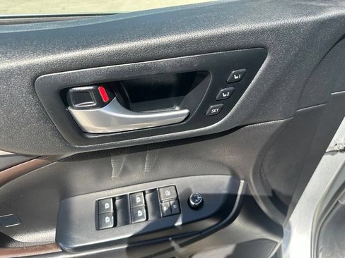 Used 2018 Toyota Highlander Limited AWD/4WD image 18