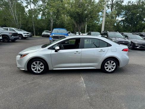 Used 2025 Toyota Corolla LE FWD image 2
