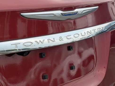 Used 2016 Chrysler Town & Country Touring-L FWD image 11