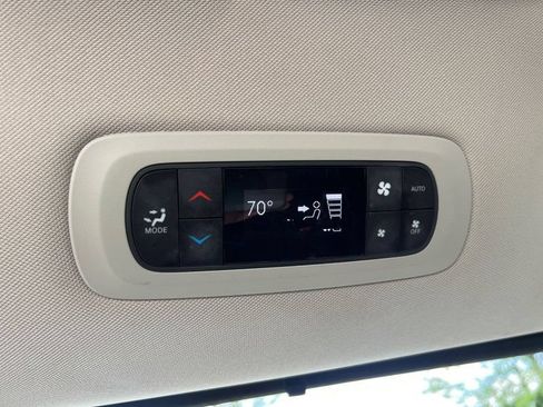 Used 2023 Chrysler Pacifica Touring-L FWD image 21