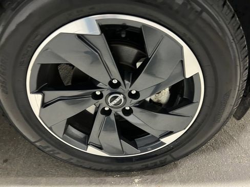 Used 2024 Nissan Rogue SV image 40