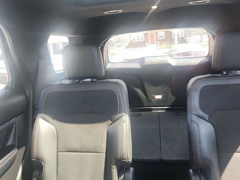 Used 2018 Ford Explorer XLT w/ Equipment Group 202A AWD/4WD image 16