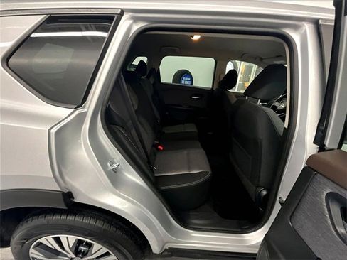 Used 2023 Nissan Rogue SV image 16