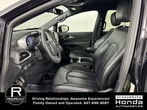 Used 2025 Chrysler Pacifica Select FWD image 4