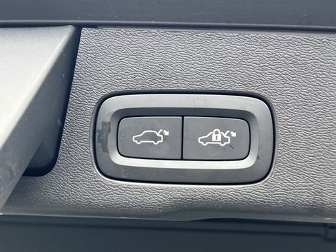 Certified 2022 Volvo XC60 B5 Inscription w/ Advanced Package image 18