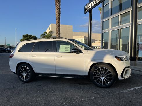 New 2026 Mercedes-Benz GLS 580 4MATIC image 9