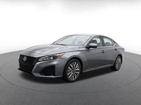 Used 2025 Nissan Altima 2.5 SV FWD image 3