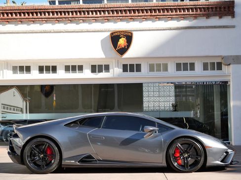 Used 2021 Lamborghini Huracan EVO image 2