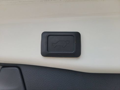 Used 2019 Toyota RAV4 XLE Premium w/ Cold Weather Package FWD image 9