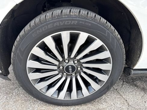 Used 2021 Lincoln Navigator L Reserve w/ Luxury Package AWD/4WD image 2