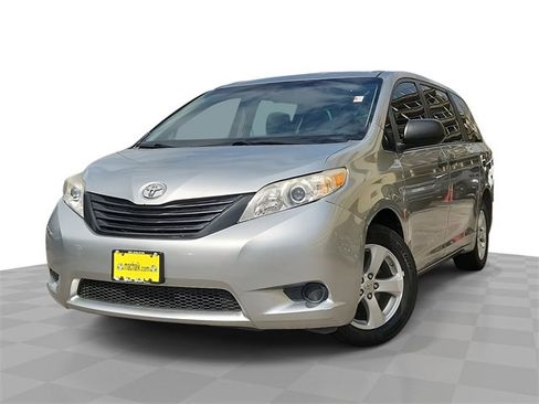 Used 2012 Toyota Sienna LE image 1