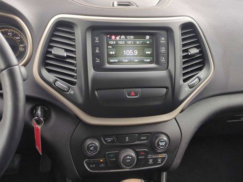 Used 2018 Jeep Cherokee Latitude w/ Cold Weather Group image 27