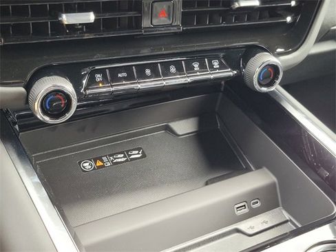 New 2025 Chevrolet Suburban Premier image 25