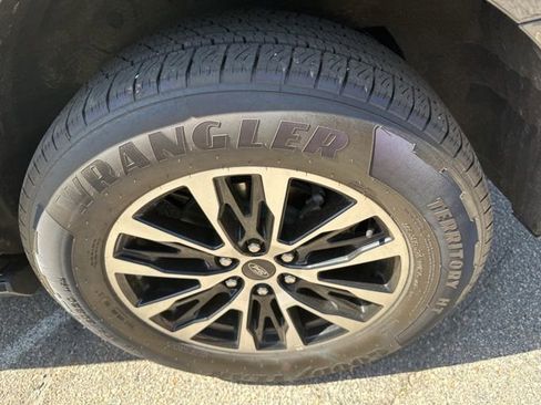 Used 2025 Ford Expedition Platinum image 10