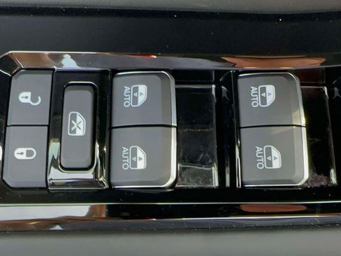 Used 2023 Jeep Grand Cherokee Overland AWD/4WD image 14