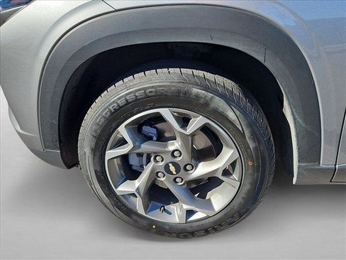 Used 2025 Chevrolet Trax LT FWD image 22