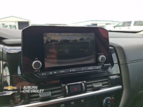 Used 2025 Nissan Pathfinder SV FWD image 17