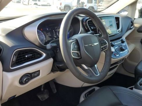 Certified 2024 Chrysler Pacifica Touring-L image 8