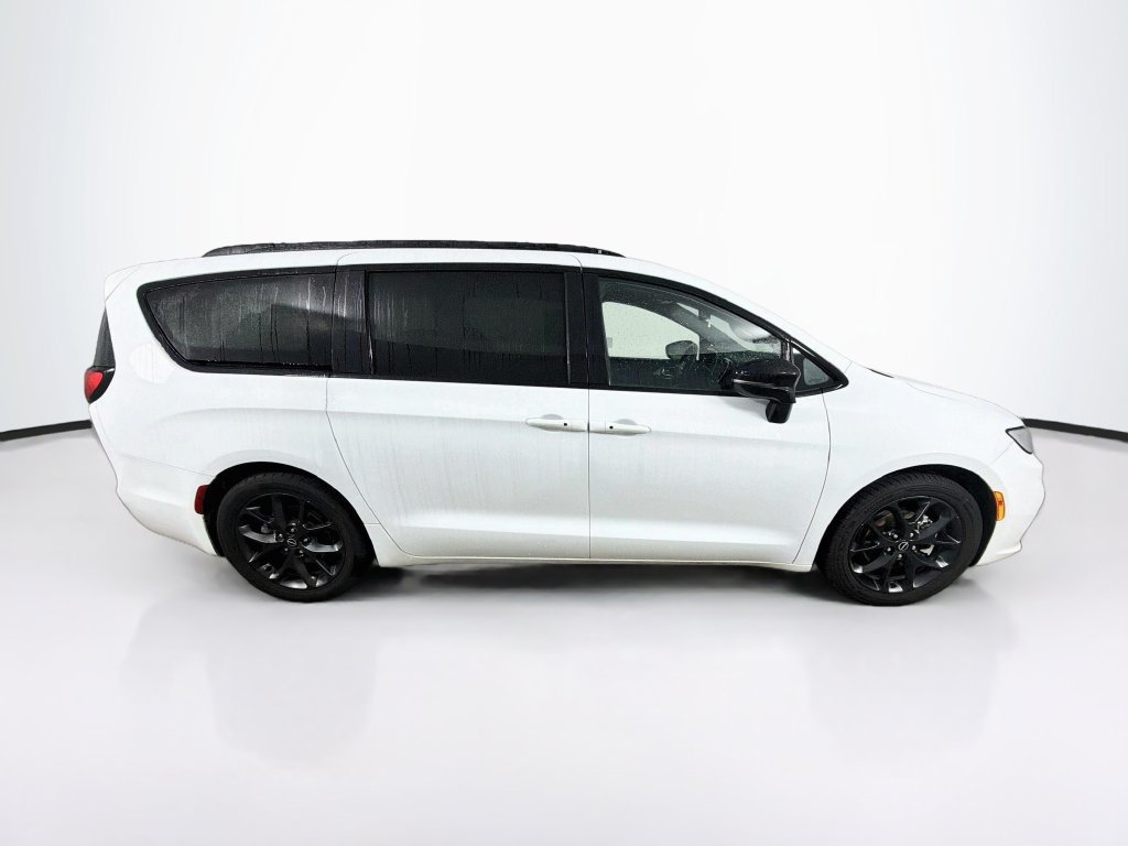 Used 2025 Chrysler Pacifica Limited FWD image 4
