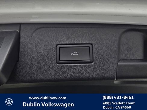 Certified 2022 Volkswagen Atlas SEL R-Line image 28