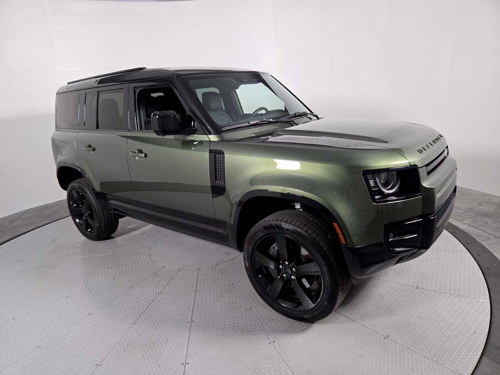 Used 2026 Land Rover Defender 110 X-Dynamic SE AWD/4WD image 16