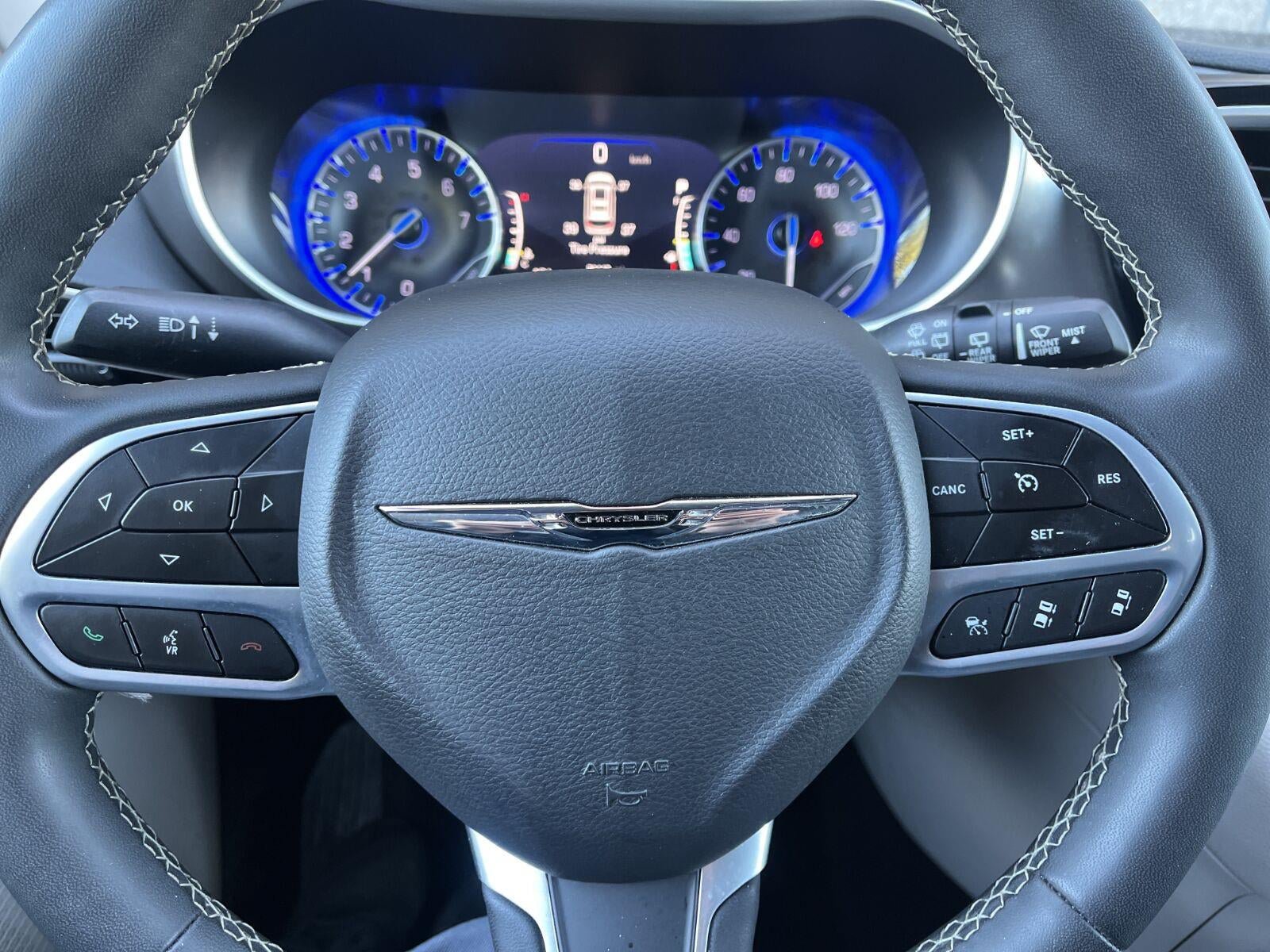 Used 2024 Chrysler Pacifica Touring-L FWD image 15