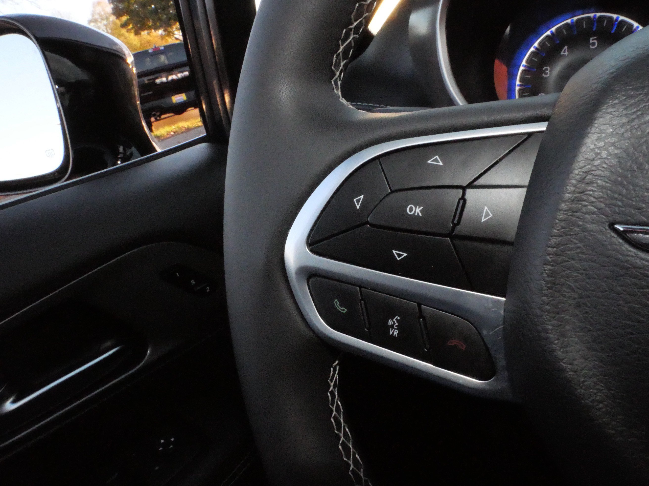 Used 2025 Chrysler Pacifica Select FWD image 28