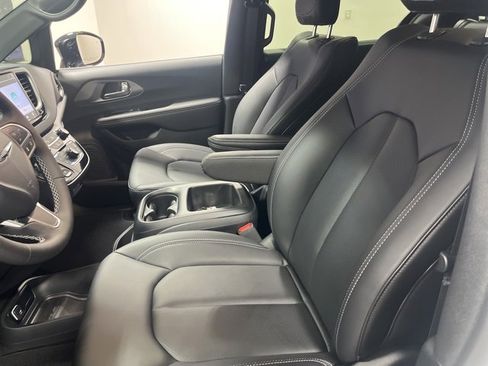New 2025 Chrysler Voyager LX image 8