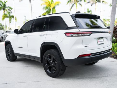 Used 2023 Jeep Grand Cherokee Altitude AWD/4WD image 8