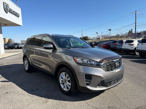 Used 2019 Kia Sorento LX w/ LX Convenience Package image 4