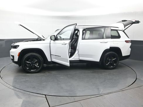 Used 2023 Jeep Grand Cherokee L Laredo image 40