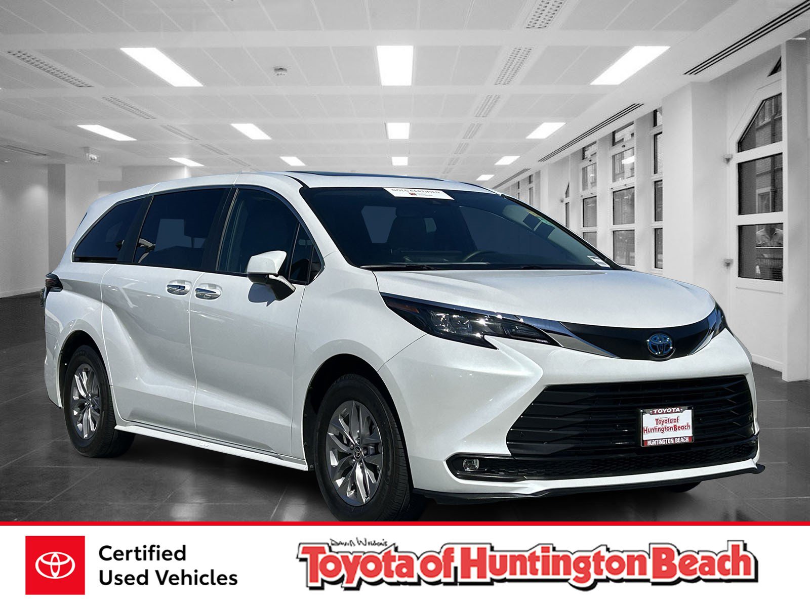 Used 2025 Toyota Sienna XLE FWD image 1