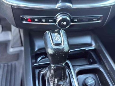 Used 2019 Volvo XC60 T5 Momentum w/ Multimedia Package image 19